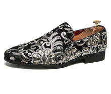 Men Classic Embroidery Loafers